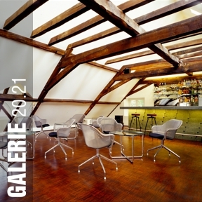 <span style="font-size: 14px; font-weight: 700;">Galerie Frank Schlag & Cie, Essen</span>
<br>
Einrichtung der Art Lounge "Second Opinion" <br>
Projekt von designfunktion Essen
<br><br><br>
<span style="font-weight: 600;">Sessel “Juta Chair”</span>
<br>
Designer: Antonio Citterio <br>
Hersteller: B&B Italia, Italia
<br><br>
<span style="font-weight: 600;">Beistelltisch “MR 259”</span>
<br>
Maße: Ø 72.5, Hö 52 cm <br>
Tischplatte: Kristallglas <br>
Gestell: verchromt <br>
Designer: Ludwig Mies van der Rohe, 1927 <br>
<br><br>