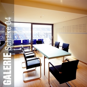 <span style="font-size: 14px; font-weight: 700;">Fc Schalke 04</span>
<br>
Projekt von designfunktion Essen
<br><br><br>
<span style="font-weight: 600;">Rechts - Pantry-Küche mit Bar Theke</span>
<br>
Entwurf und Ausführung designfunktion Essen <br>
<br><br>