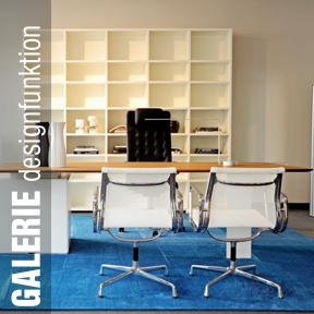 <span style="font-size: 14px; font-weight: 700;">SHOWROOM designfunktion Essen</span>
<br>
Wittekindstraße 1 in 45131 Essen
<br><br><br>
<span style="font-weight: 600;">Original Lounge Chair & Ottoman</span>
<br>
Designer: Charles & Ray Eames <br>
Hersteller: Vitra
<br><br>
<span style="font-weight: 600;">Coffeetable „SM 92“</span>
<br>
Maße: 122 x 76, Höhe 36 cm <br>
Tischplatte: Kristallglas, klar <br>
Gestell: Edelstahl, lanzpoliert <br>
Designer: Shelton Mindel, 2006 <br>
Hersteller: Knoll International
<br><br>
<span style="font-weight: 600;">großer Hocker „Foster 502“</span>
<br>
Bezug Leder cognac, Sitz- bzw./und Rückenkissen gesteppt <br>
Designer: Designer: Norman Foster <br>
Hersteller: Walter Knoll