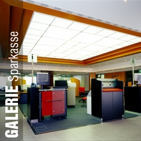 <span style="font-size: 14px; font-weight: 700;">Sparkasse Sprockhövel</span>
<br>
Projekt von designfunktion Essen
<br><br><br>
<span style="font-weight: 600;">Beraterarbeitsplatz</span>
<br>
„Metropol“ Schreibtisch mit Besprechungstisch <br>
Design: Antonio Citterio <br>
Hersteller: Vitra.
<br><br>
<span style="font-weight: 600;">Arbeitsstuhl</span>
<br>
Axess“ und Freischwinger „VisaVis“ <br>
Design: Antonio Citterio <br>
Hersteller: Vitra.
<br><br>